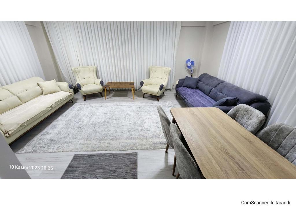 uma sala de estar com um sofá, cadeiras e uma mesa em VILLA LUX BOLU ABANT - CENTER بولو تركيا منظر جميل فيلا للإيجار em Yenicefelekettin