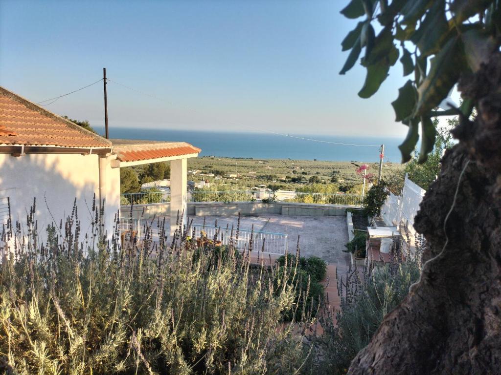 Zdjęcie z galerii obiektu La veranda sul golfo w mieście Monte SantʼAngelo