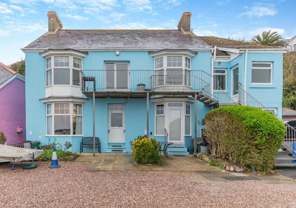 Casa azul con balcón en Seashells, en Saundersfoot
