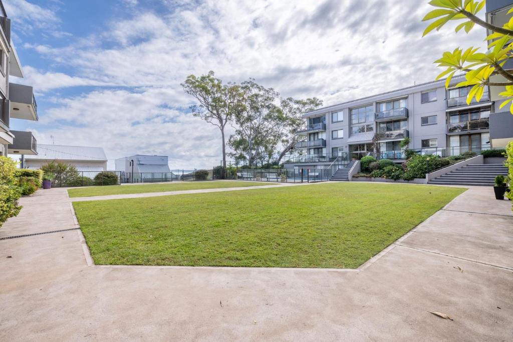Zahrada ubytování The Poplars, 1,36 Magnus St - Delightful unit with panoramic water views, pool, Linen, Aircon & Wifi
