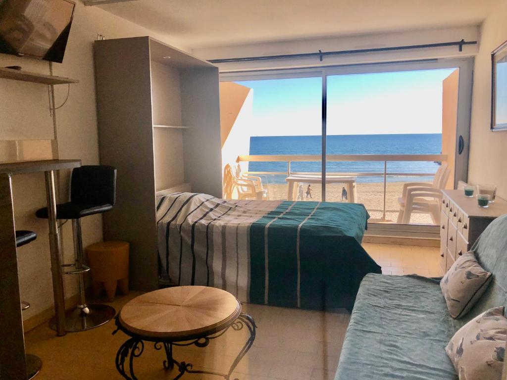 Cette chambre comprend 2 lits et offre une vue sur l'océan. dans l'établissement Les pieds dans l'eau. Studio sur la plage, à Mauguio
