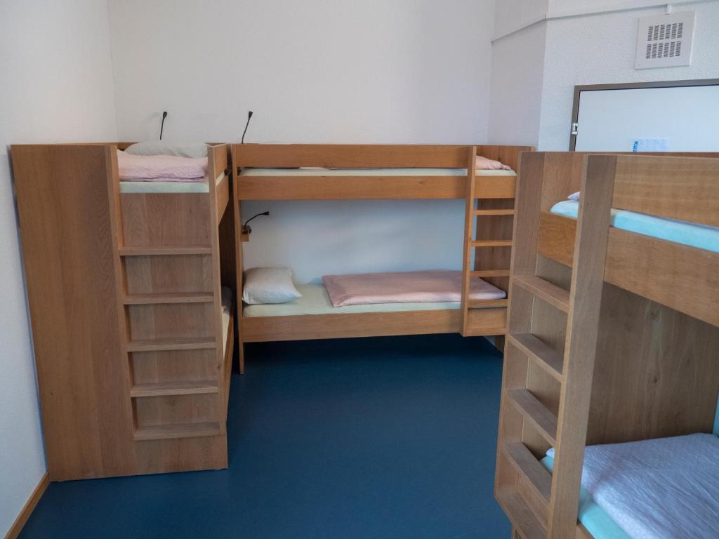 Postel nebo postele na pokoji v ubytování Zug Youth Hostel