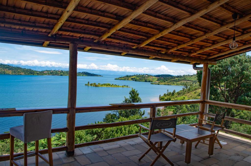 una vista dal portico di una casa che si affaccia su un lago di Umutuzo lodge Kivu lake 