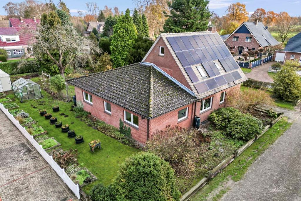 una vista aérea de una casa con techo solar en B & B Bathorn, en Hoogstede