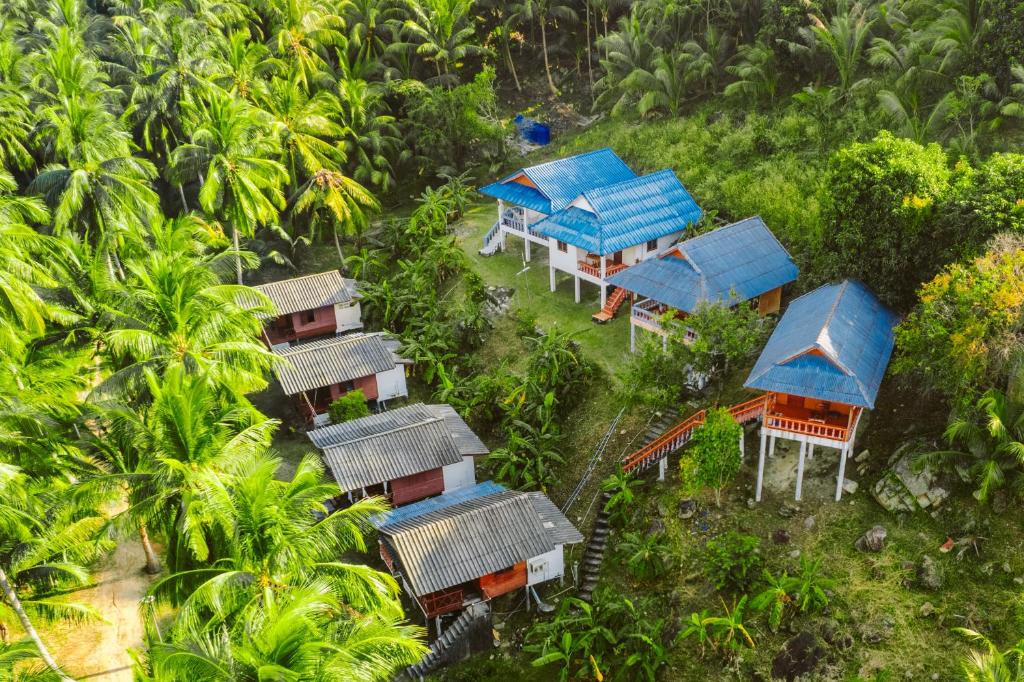 einen Blick über eine Gruppe von Häusern mit blauen Dächern in der Unterkunft Blue sea house in Ko Phangan