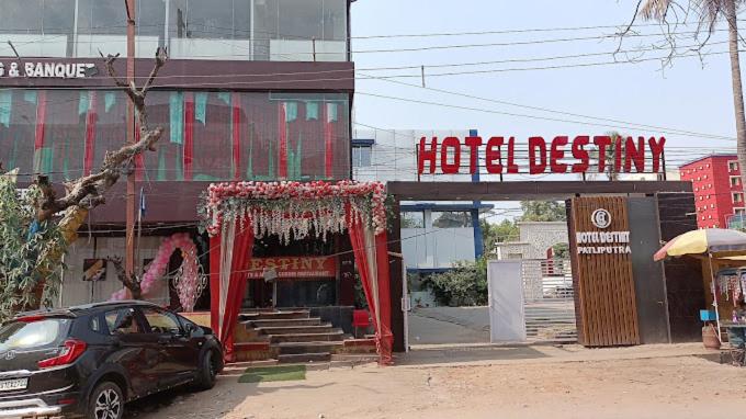 um carro estacionado em frente a um sistema de hotel em Hotel Destiny em Patna