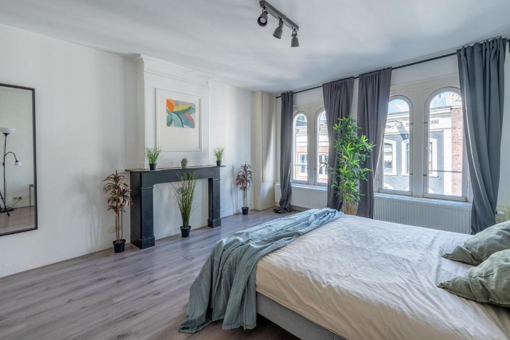 Postel nebo postele na pokoji v ubytování Penthouse Amsterdam Dam Square