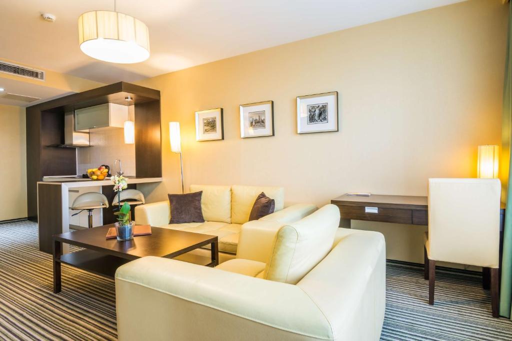 Best Western Plus Olives City Hotel - Free Parking - Deluxe Queen Room With Terrace - Non-Smoking