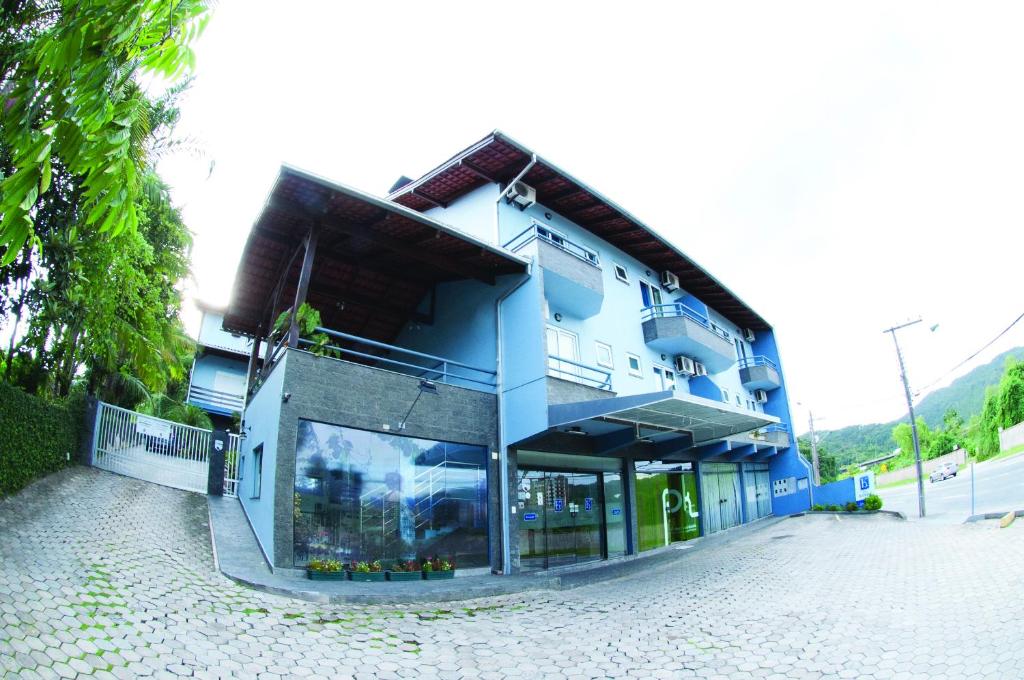 a blue building on the side of a street at Hotel Kloppel in Blumenau