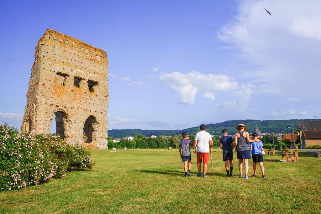 a group of people standing in front of a tower at Contact Hôtel du Commerce et son restaurant Côte à Côte in Autun