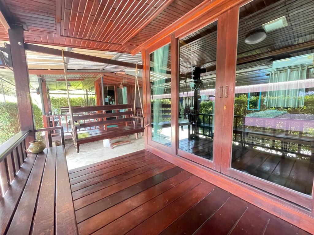 Balkón nebo terasa v ubytování Ruen Orathai Resort