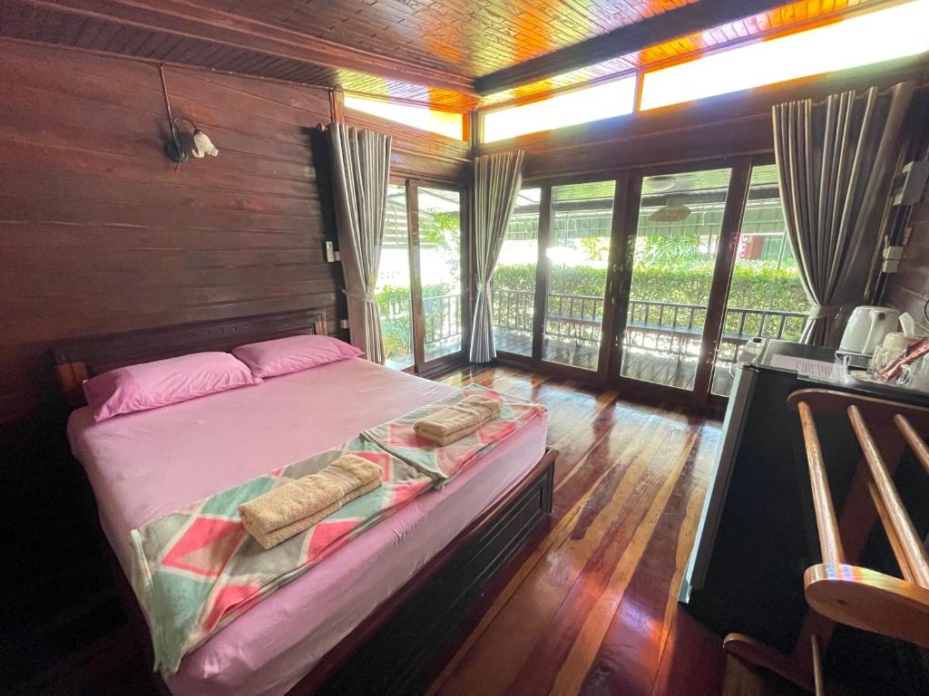 Postel nebo postele na pokoji v ubytování Ruen Orathai Resort