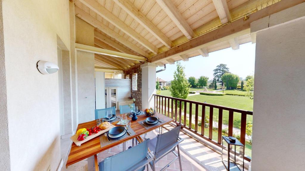 Il dispose d'un balcon avec un comptoir et d'une cuisine avec vue. dans l'établissement Appartamento Chervo Golf - BGL, à Pozzolengo