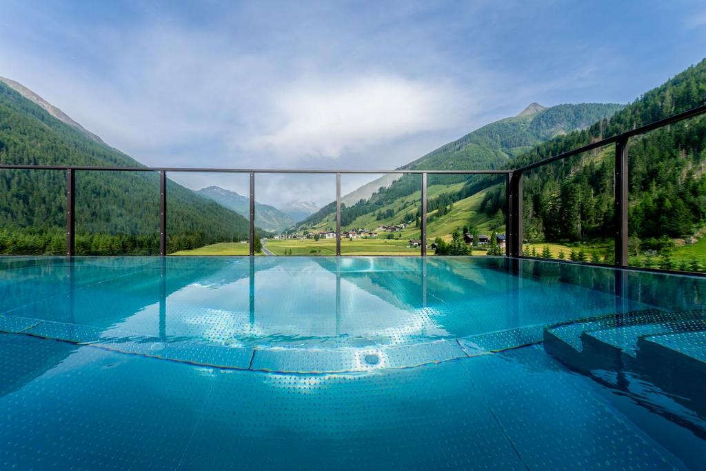 Basen w obiekcie Naturhotel Tandler lub w pobliżu