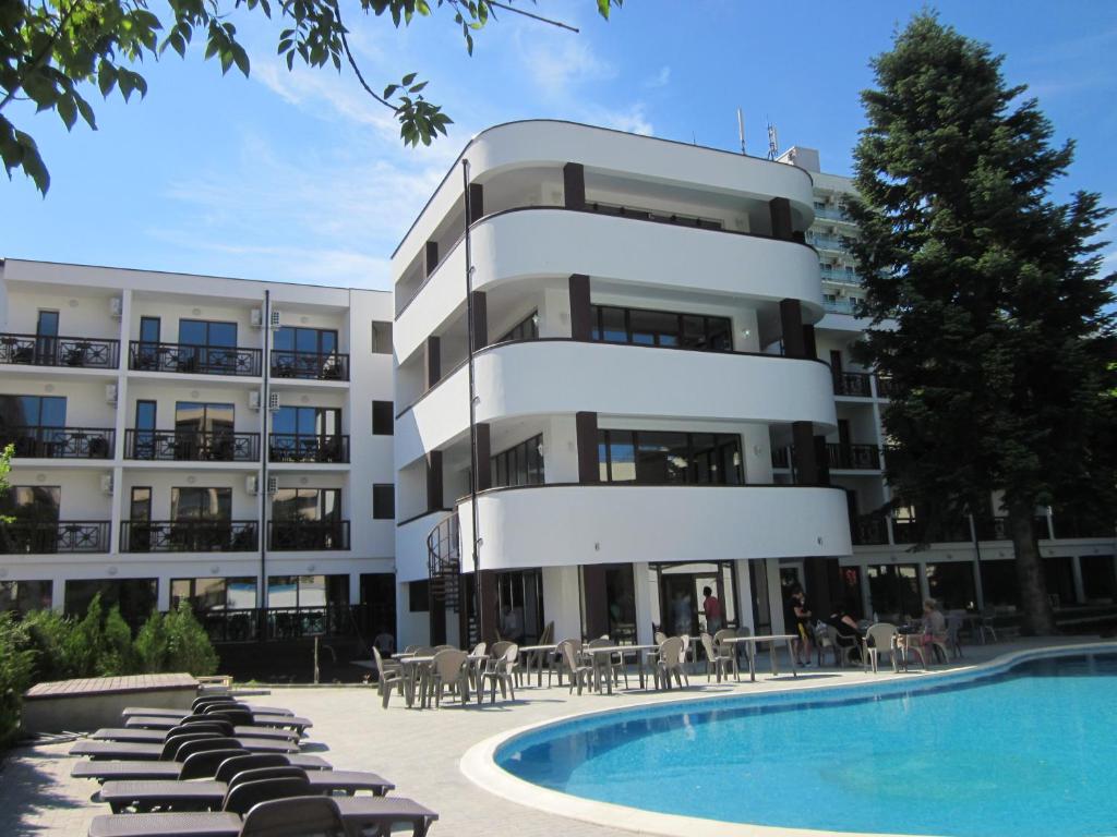 un edificio con piscina frente a él en Villa Mare en Sunny Beach