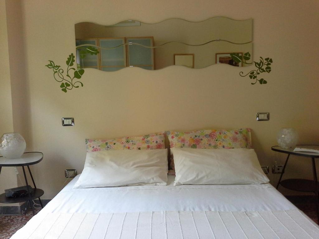 una camera da letto con un letto con uno specchio sopra di esso di Maison Di Biancaneve a Roma