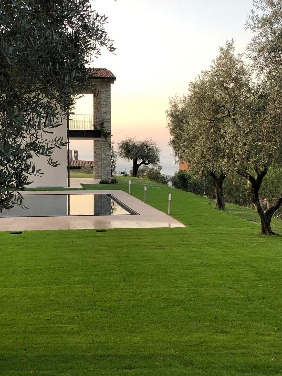 Vonkajšia záhrada v ubytovaní Apartment Loretta in Villa Fiore