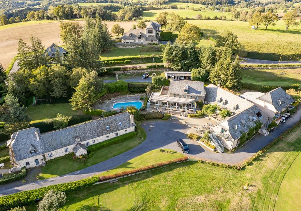 - une vue aérienne sur un grand domaine avec une maison dans l'établissement Domaine de Mezeyrac - Laguiole, à Soulages-Bonneval