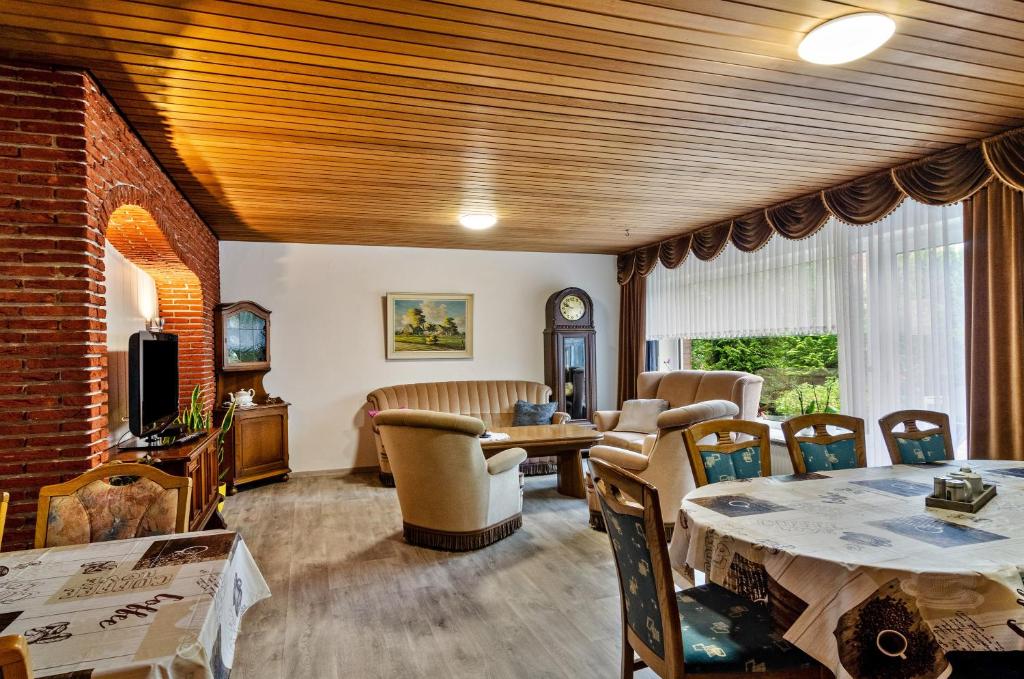 ein Wohnzimmer mit Tisch und Stühlen in der Unterkunft Haus Störtebeker in Marienhafe