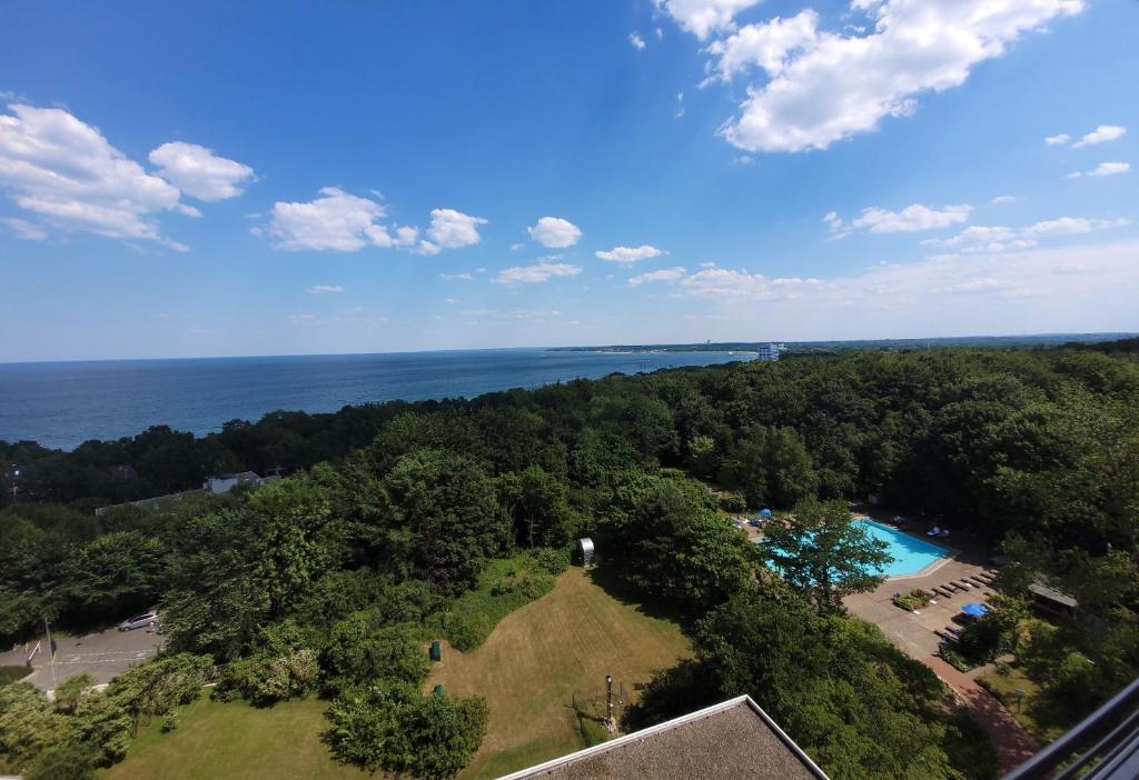 uma vista aérea de um resort com uma piscina e árvores em Gemütliche Ferienresidenz mit Meerblick em Timmendorfer Strand