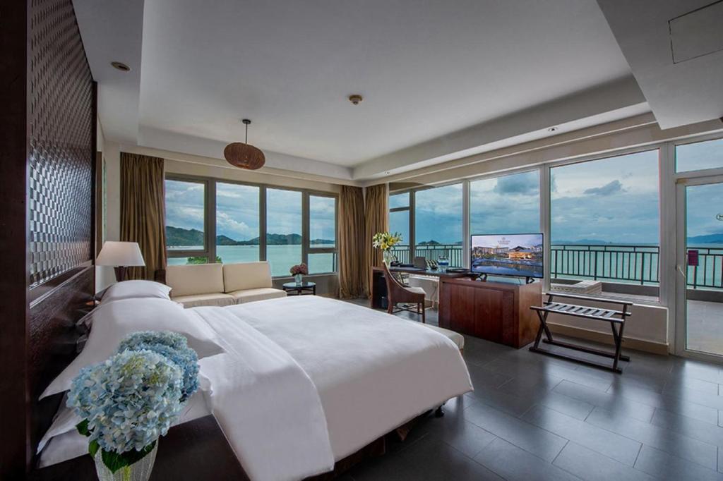 Postel nebo postele na pokoji v ubytování Sheraton Huizhou Beach Resort