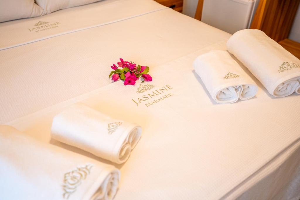 Кровать или кровати в номере Jasmine Marmaris