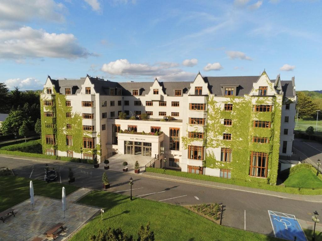 eine architektonische Darstellung eines Gebäudes mit grüner Fassade in der Unterkunft The Brehon Hotel & Spa in Killarney