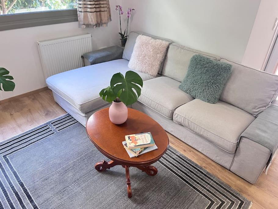 uma sala de estar com um sofá e uma mesa em D & X Home em Atenas