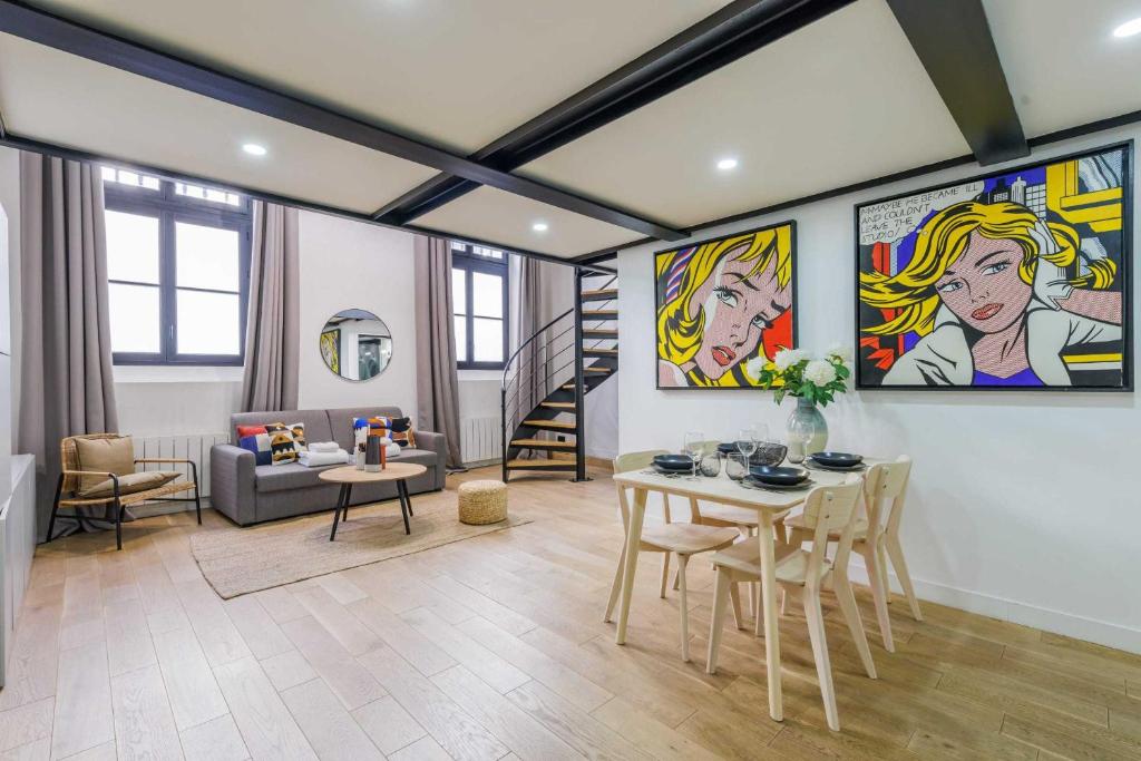 un salon avec un canapé et une table avec des chaises dans l'établissement 