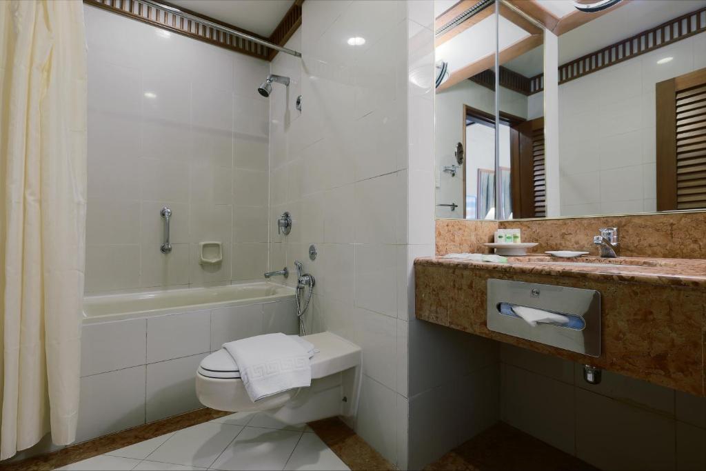 Koupelna v ubytování The Jesselton Hotel