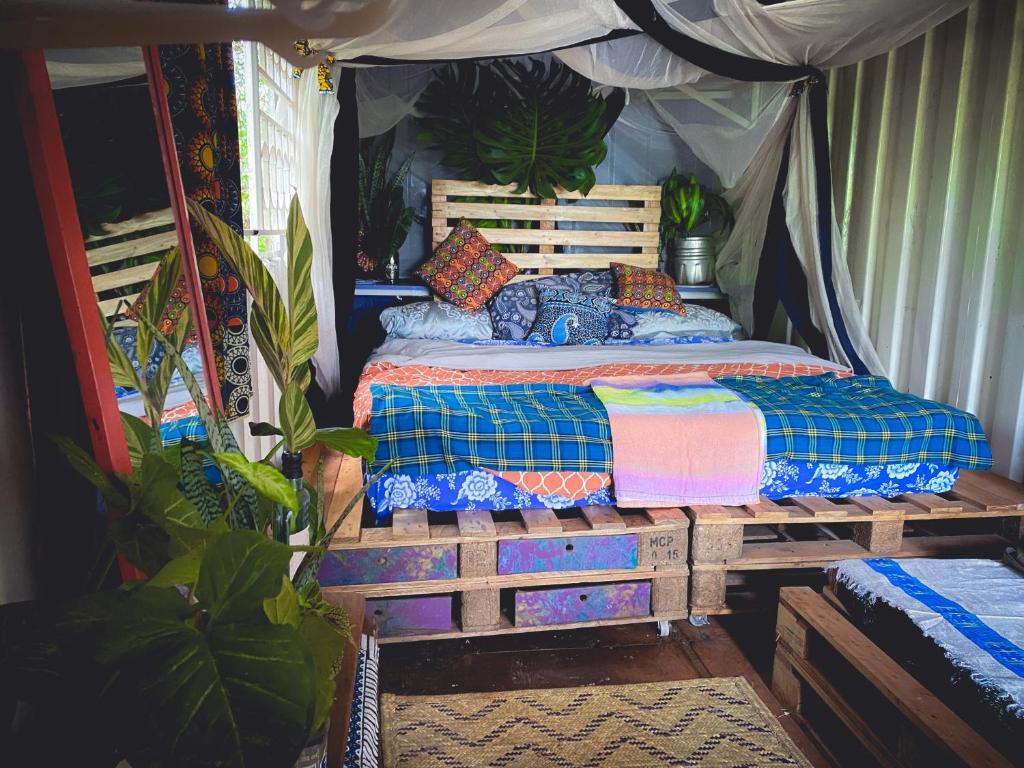 1 dormitorio con 1 cama en una tienda de campaña en Jinja Jungle en Jinja