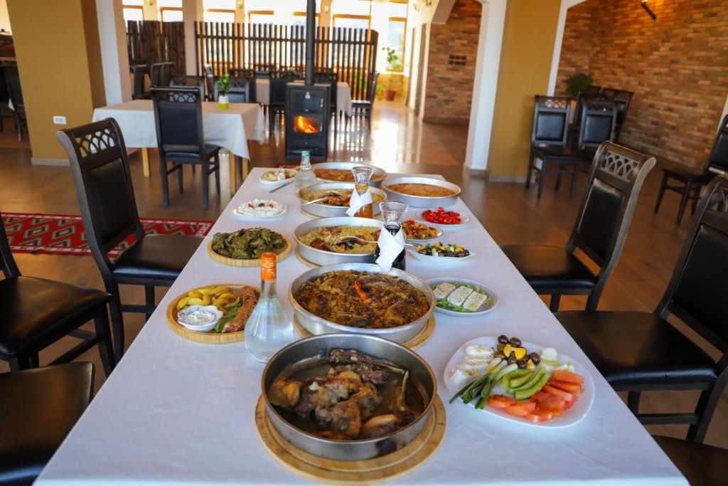 długi stół z wieloma potrawami na nim w obiekcie Restorant Ballkoni Beratit w mieście Berat