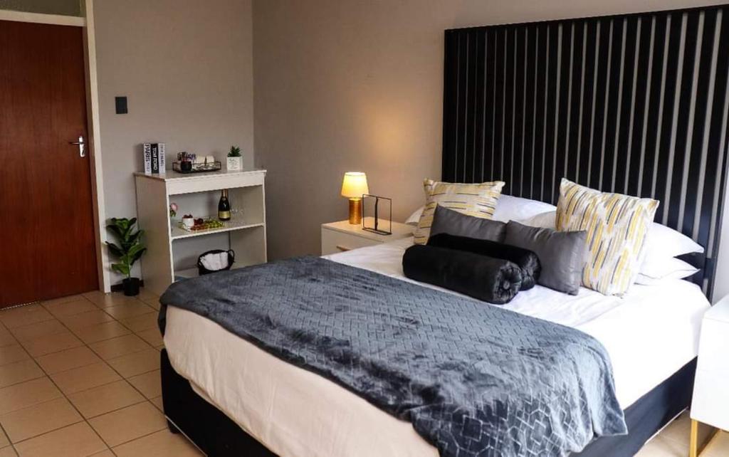 Ένα ή περισσότερα κρεβάτια σε δωμάτιο στο 11@Piketberg