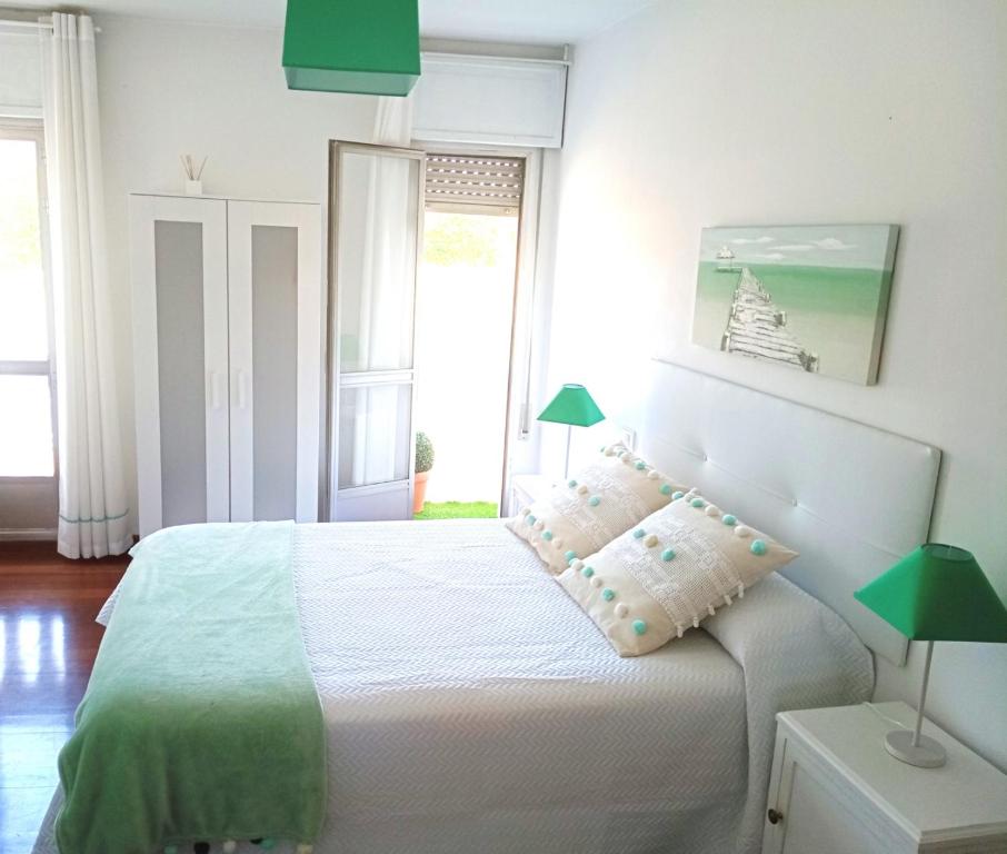 Posteľ alebo postele v izbe v ubytovaní CASA AMELIA Apartamento Bajo con terraza y jardín Apartamento 1ªPlanta