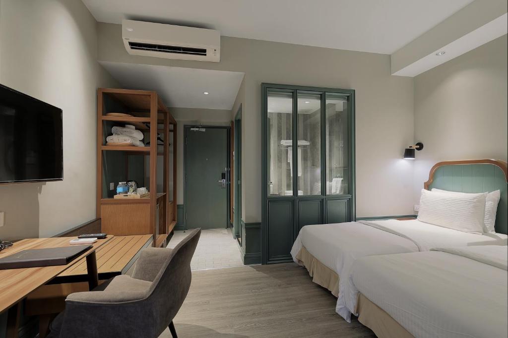 Postel nebo postele na pokoji v ubytování The Jesselton Hotel