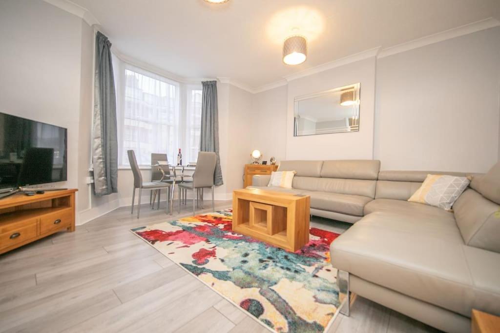 A seating area at Beautiful Victorian Apartment