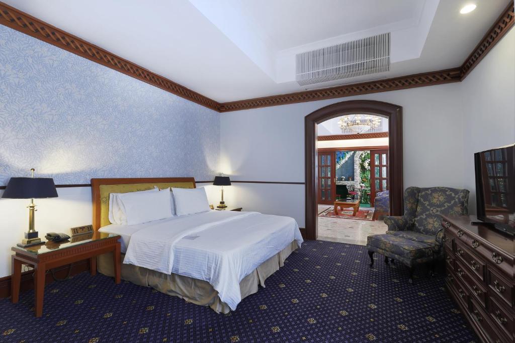 Postel nebo postele na pokoji v ubytování The Jesselton Hotel