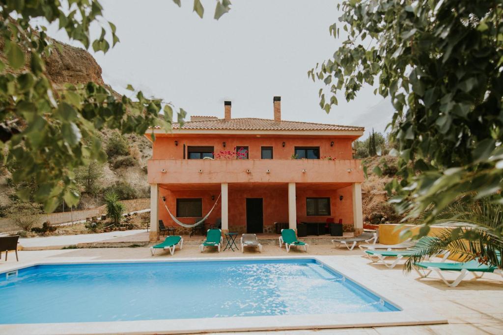 een huis met een zwembad voor een huis bij Villa Matilde in Blanca
