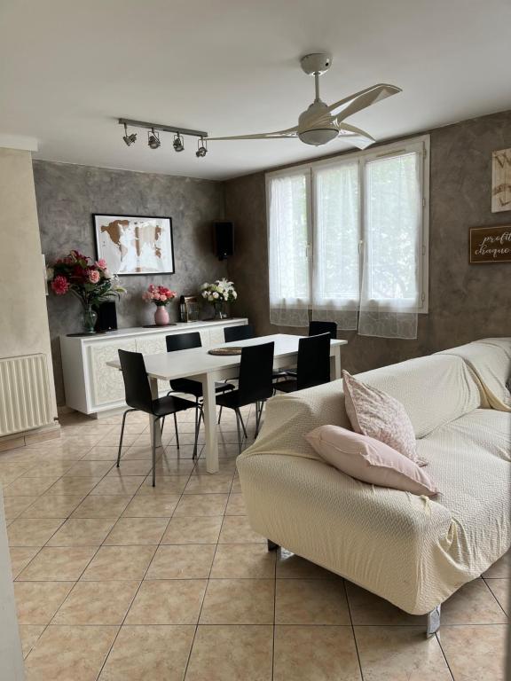 un salon avec un canapé et une table dans l'établissement Appartement tout confort, à Bourges