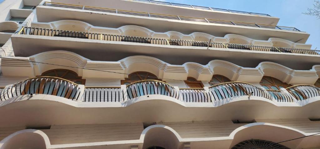 - un bâtiment avec des balcons sur le côté dans l'établissement Grand Hotel Inn, à Gaya