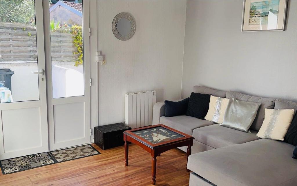 un salon avec un canapé et une table dans l'établissement Bonne Surprise, T3 terrasse pr. plage/ centre/gare, à Arcachon