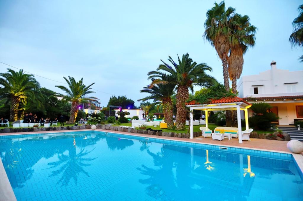 einen Pool mit Pavillon und Palmen in der Unterkunft Villa Annalaura by MyVillaCollection in Ischia