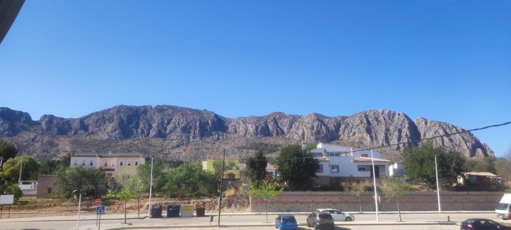 una montaña en el fondo de una ciudad con casas en Apartamento Saul, en Beniarbeig