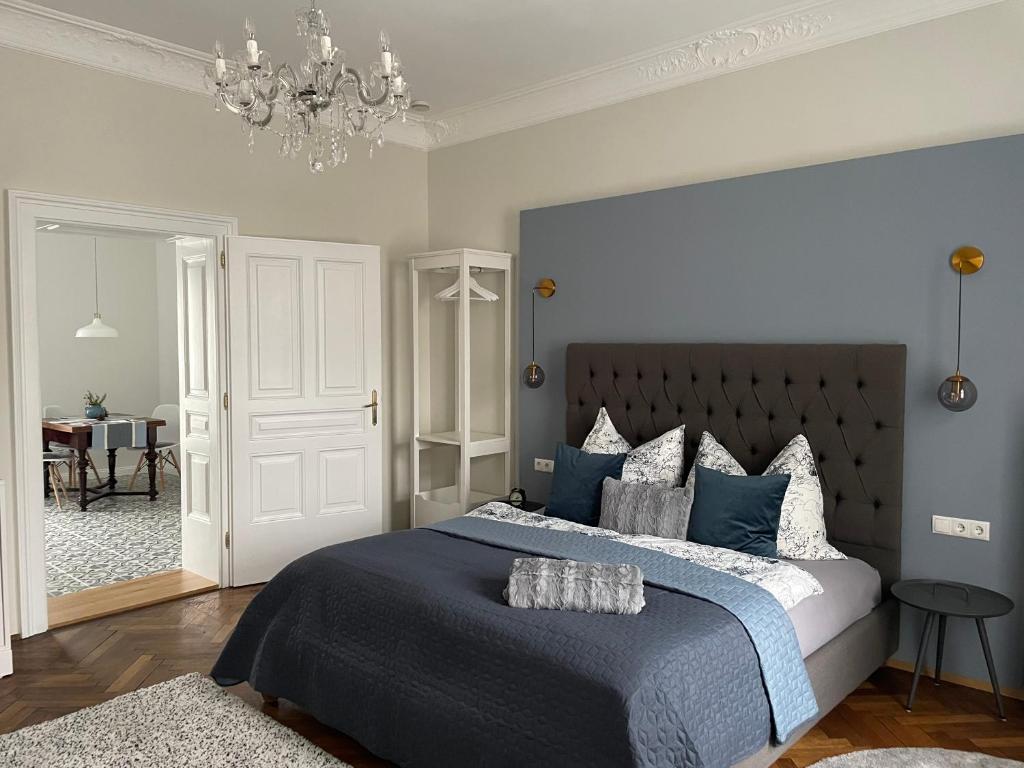 a bedroom with a bed and a chandelier at Kerschbaumer.Apartments in Waidhofen an der Ybbs