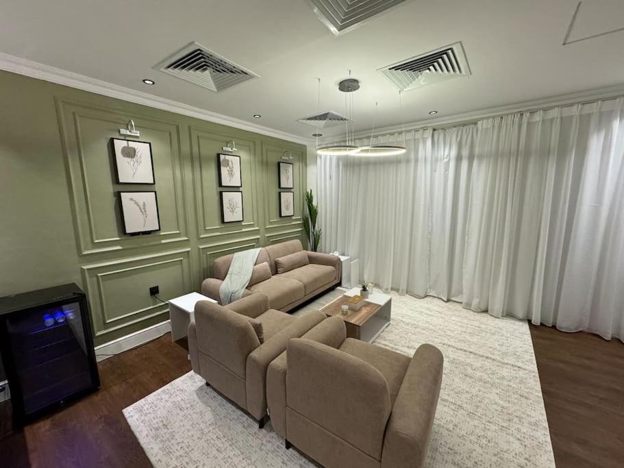 利雅德的住宿－Olaya’s Elegant Urban Retreat，带沙发和电视的客厅