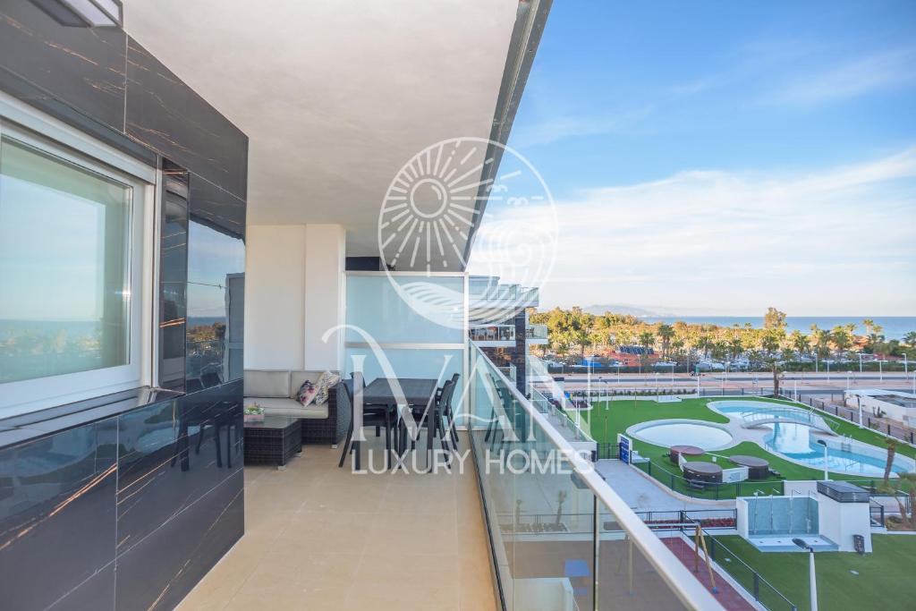 een uitzicht vanaf het balkon van een appartement bij Casa Luz Ivan Luxury Homes 3ªPta Frontal 1ªLínea in Oropesa del Mar