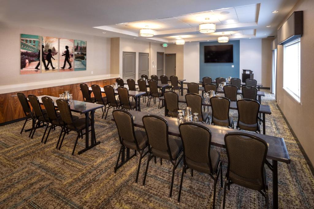 TV a/nebo společenská místnost v ubytování Hampton Inn Pullman