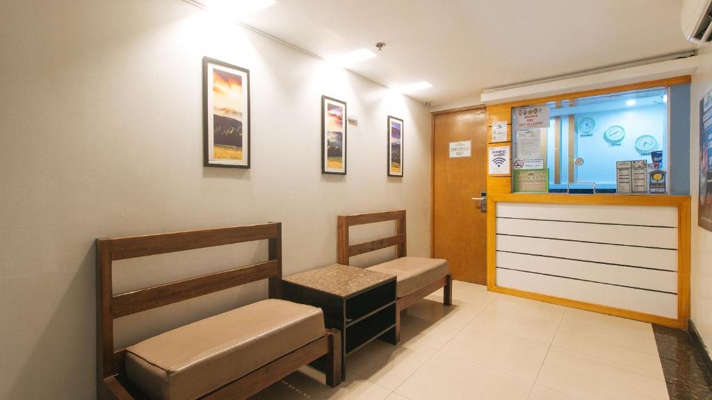 Posezení v ubytování RedDoorz at Ranchotel Bayanan Alabang
