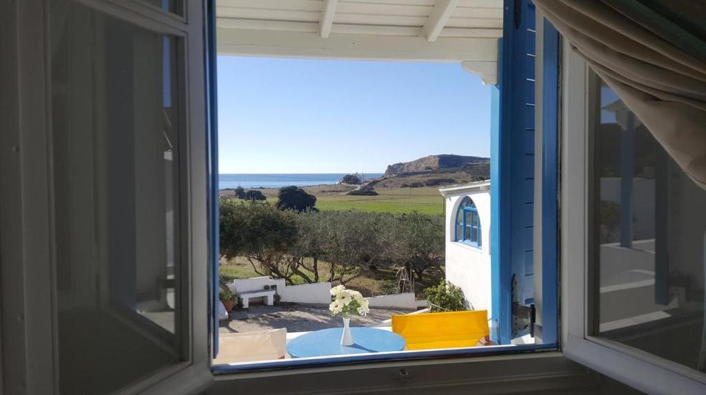 una ventana con vistas al océano desde una casa en ANCHOR, en Provatas
