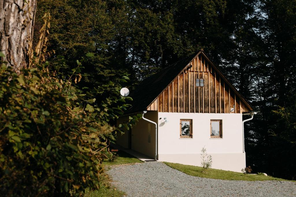 a small white barn with a brown roof at Finca Kathinka in Großklein